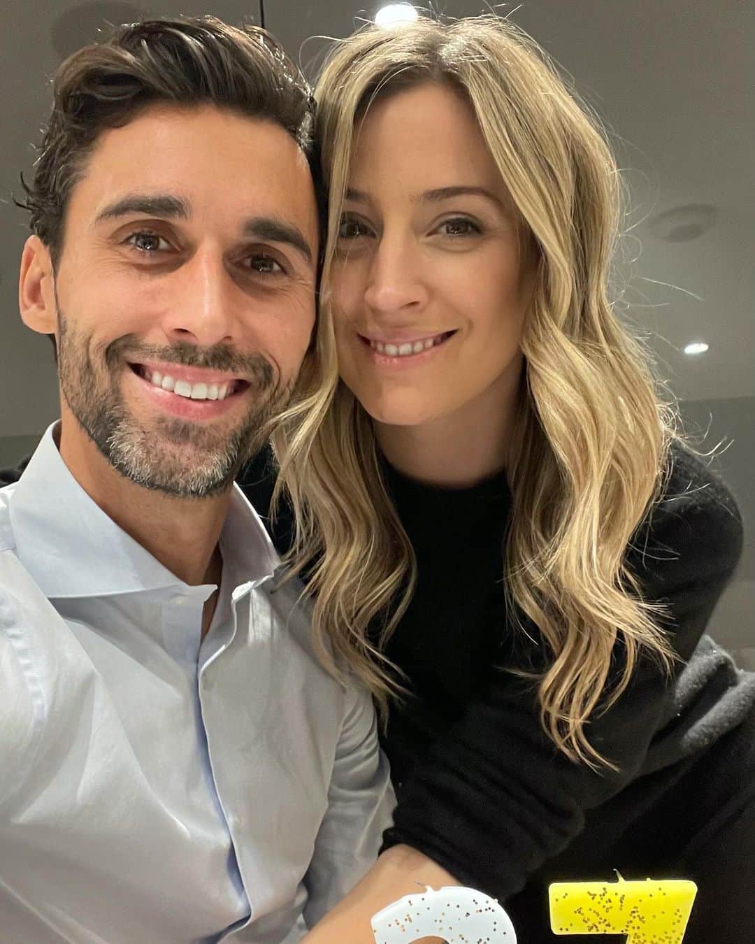 アルバロ・アルベロアのインスタグラム：「Mi rubia está cada año más guapa. 😍 ¡Felicidades, preciosa! Te quiero muchísimo. 🎂✨🎁😘😘😘😘😘」