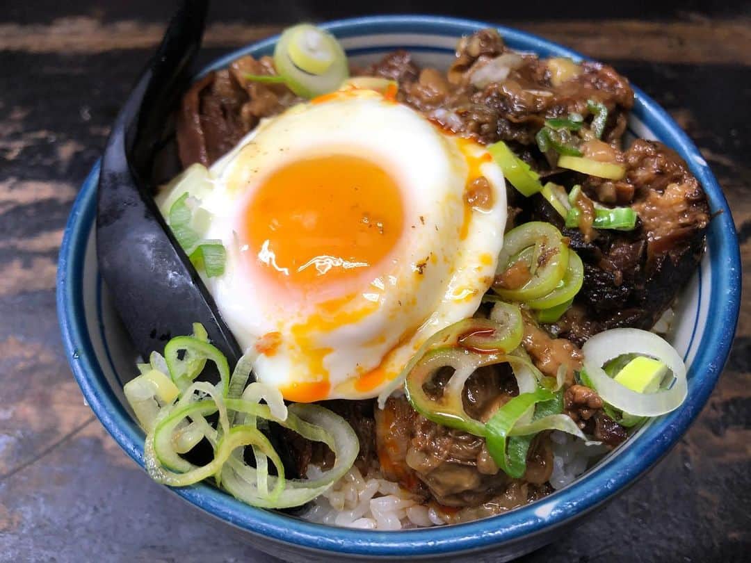 大沢文也さんのインスタグラム写真 - (大沢文也Instagram)「ここはメッチャ美味しい！ 減量の時いつもラーメンは必ずここが頭によぎる。  #ラーメン #らーめん #拉麺 #🍜 #高カロリー #牛すじ #牛すじラーメン #牛すじ丼 #ラーメン好きな人と繋がりたい #足立区 #綾瀬 #らーめんしょっぷ中吉」12月24日 3時59分 - fumifumi_k1