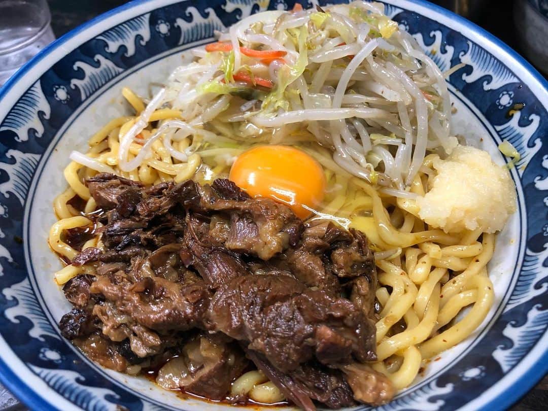 大沢文也のインスタグラム：「ここはメッチャ美味しい！ 減量の時いつもラーメンは必ずここが頭によぎる。  #ラーメン #らーめん #拉麺 #🍜 #高カロリー #牛すじ #牛すじラーメン #牛すじ丼 #ラーメン好きな人と繋がりたい #足立区 #綾瀬 #らーめんしょっぷ中吉」