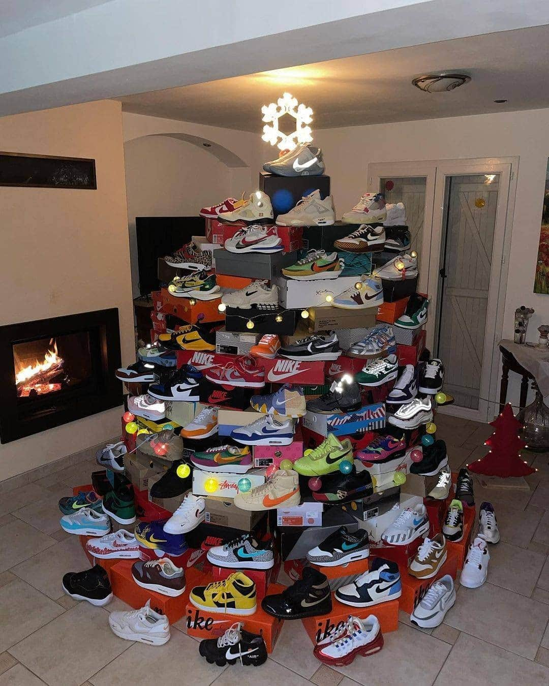 Foot Lockerさんのインスタグラム写真 - (Foot LockerInstagram)「Oh Kickmas Tree 🔥 🔥 Tag a sneakerhead that would appreciate this #becausesneakers 📸 : @kais_ikf」12月24日 4時00分 - footlocker