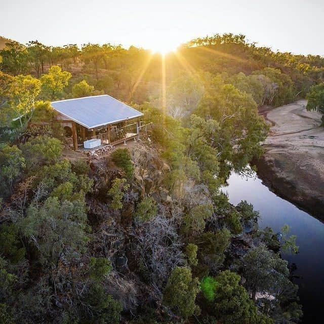 Australiaさんのインスタグラム写真 - (AustraliaInstagram)「We must say @gilbertonoutbackretreat, you really are something special ✨ It’s not every day you come across a luxury 5-star retreat in the middle of @outbackqueensland. Perched on top of a bluff above the Gilbert River, this stylish haven is located on an 88,000-acre working cattle farm in @tropicalnorthqueensland. Guests get the chance to relax, unwind and enjoy spectacular @queensland scenery including granite cathedrals, natural springs and the original Gilberton goldfields - where you can even dabble in some gold fossicking! #seeaustralia #thisisqueensland #exploreTNQ #OutbackQueensland #holidayherethisyear」12月24日 4時00分 - australia