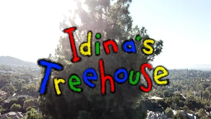 イディナ・メンゼルのインスタグラム：「🌳 Welcome to my (well, my son's...) treehouse, and my little quarantine gift to you! Hope you can join me Monday morning in @IdinasTreehouse for the first episode! We're going to sing a song, read a story, and I want you to meet some of my friends! 🐓 #IdinasTreehouse」