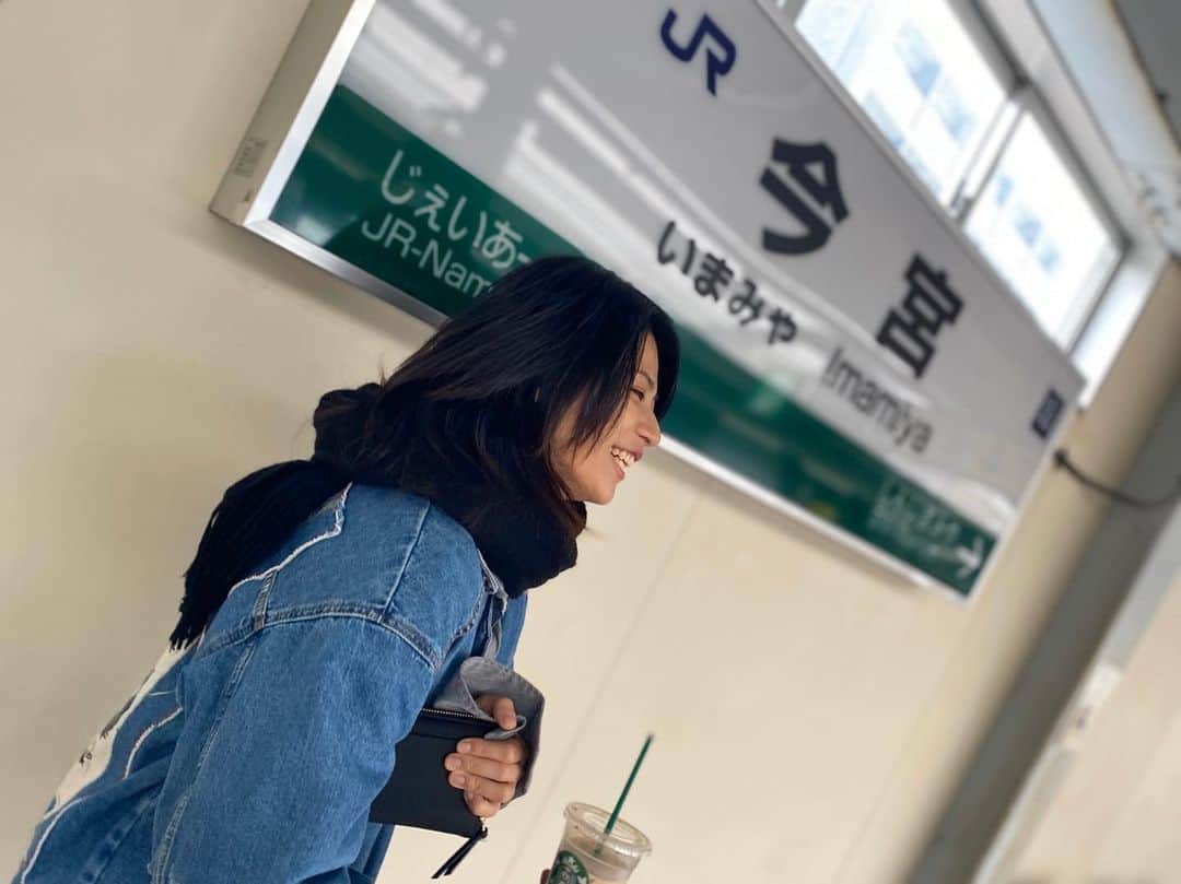 春川芽生のインスタグラム：「🚃 確か、乗り間違えた記念の写真(笑) Photoby【なんちゃってOL @rinatakeda_0113 🍎🍏】  . 今日の予定も楽しみだ〜い🍍 ウキウキしながら眠る 気をつけて行ってくるよ！」