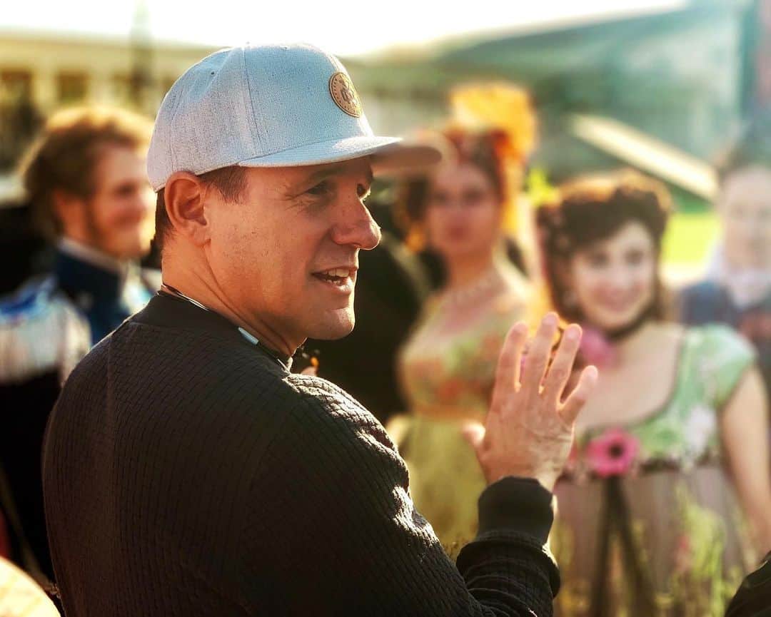 トム・ベリカのインスタグラム：「#AskTom. It’s time. Monday, the 28th at 10amPST. Give you time to watch all of @bridgertonnetflix starting Dec 25. Discuss behind-the-scenes, #directorsPOV, past and upcoming projects... your choice. @shondaland @netflix Who’s in?」