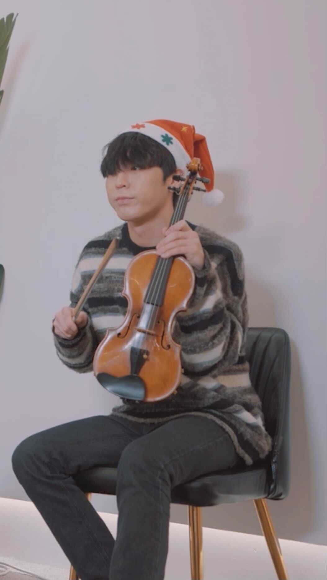 Jun Sung Ahnのインスタグラム：「Did a short medley of Jingle Bell Rock & White Christmas 🎄 Hope you guys enjoy!」