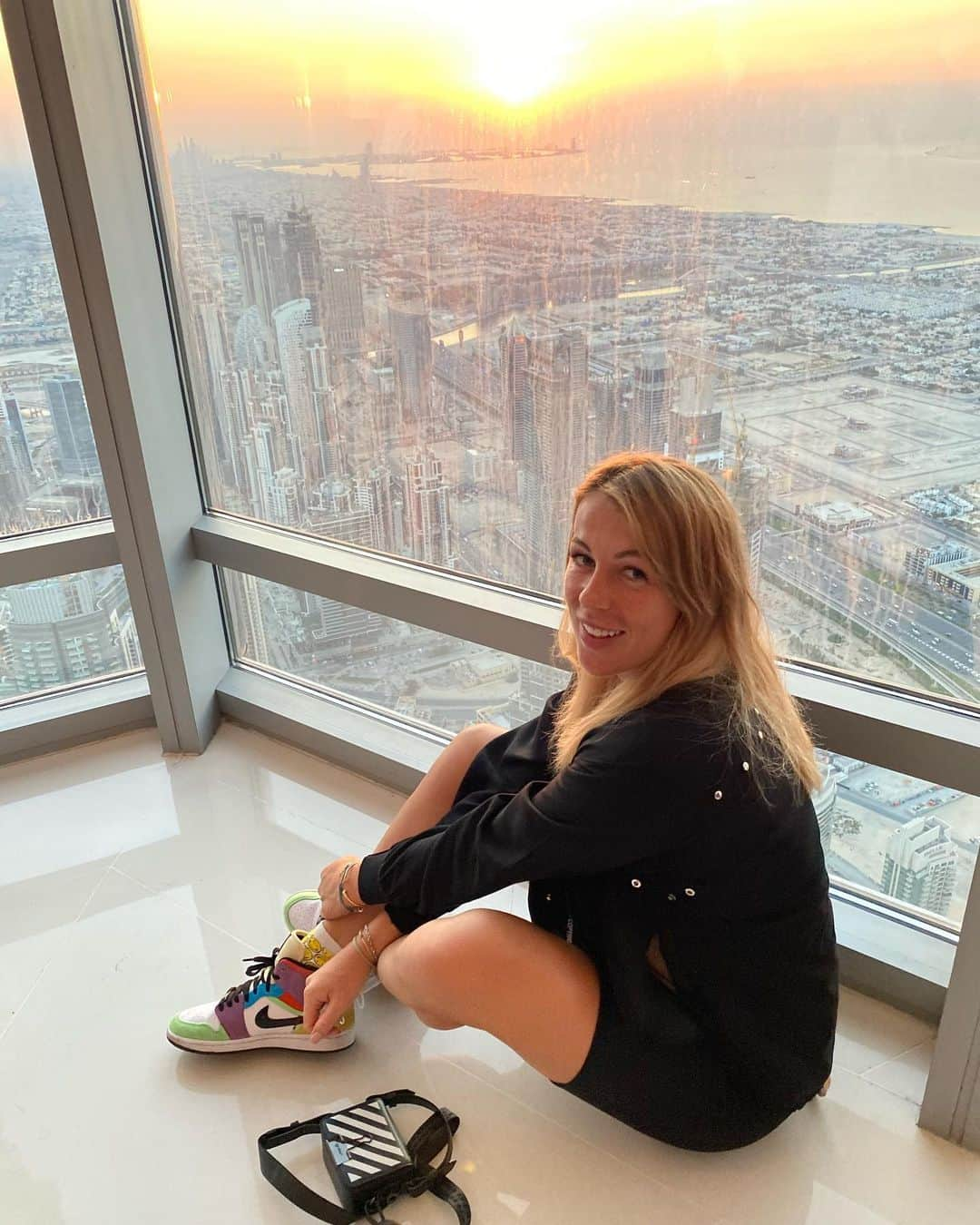 アナスタシア・パブリュチェンコワさんのインスタグラム写真 - (アナスタシア・パブリュチェンコワInstagram)「Sunset on Burj Khalifa ✅ 🌅 #tourist   What is your favorite sunset place ?」12月24日 4時17分 - nastia_pav