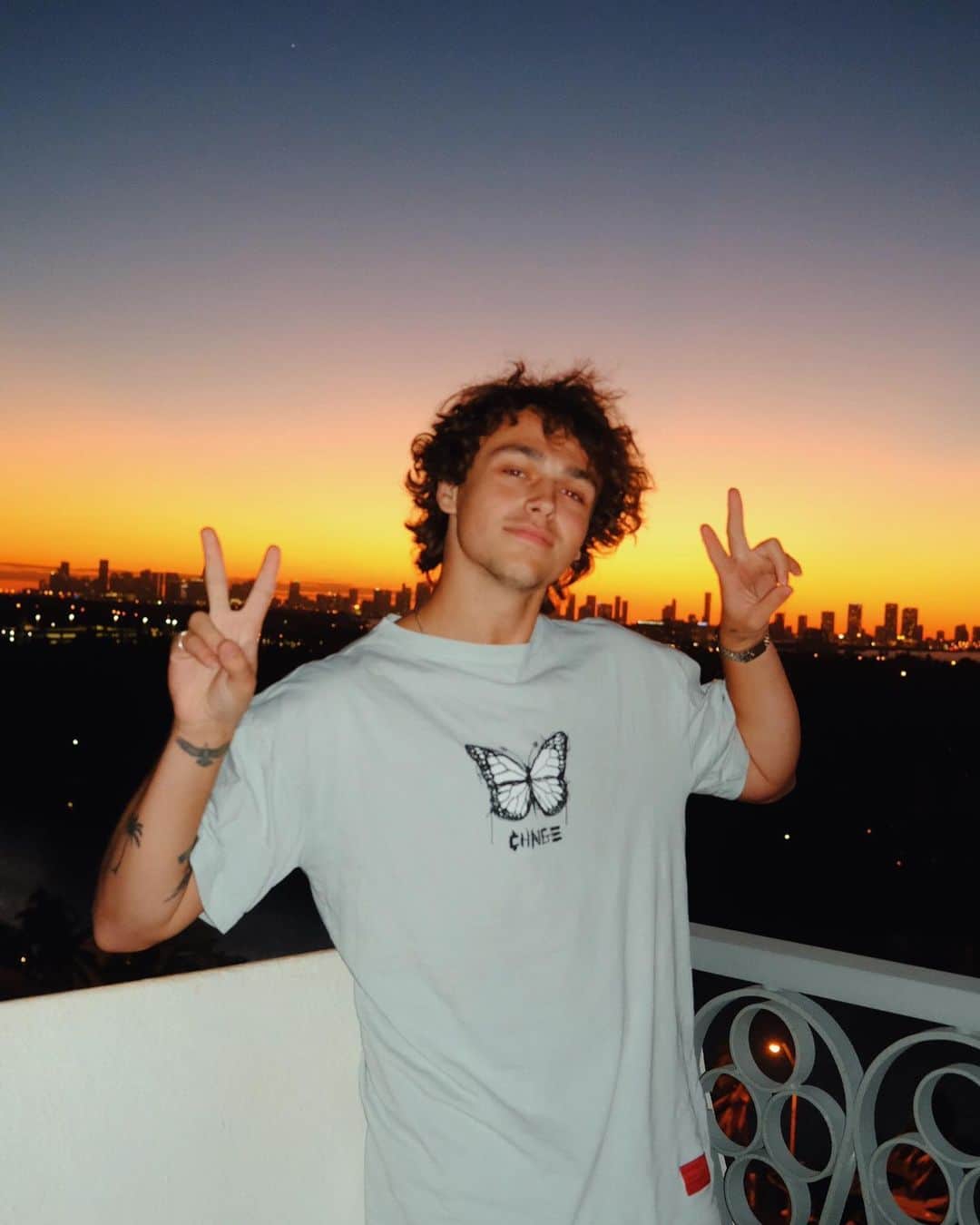 Jonahmaraisのインスタグラム：「manifesting only the best things for 2021」