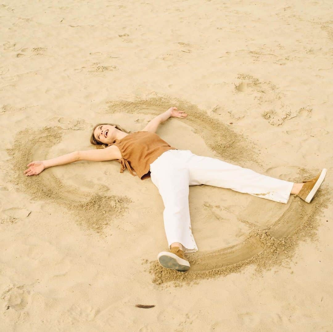 シービーズのインスタグラム：「We call this a Santa Barbara snow angel 🌊  #letsgetcasual」