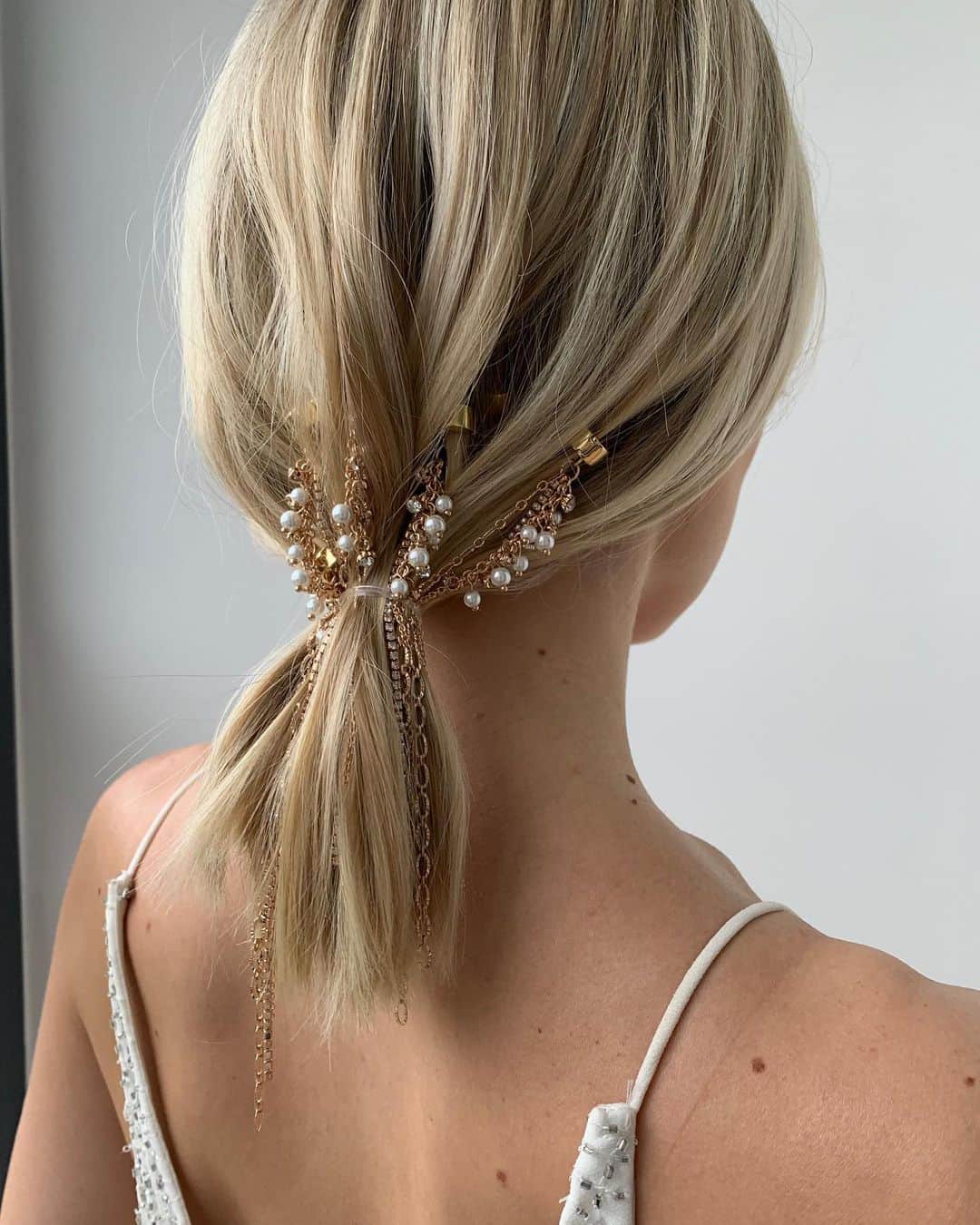 Mollie Kingのインスタグラム：「My presents might not be wrapped but at least my Christmas hairstyle is sorted! 🤣 #hairstyles #blondehair #ponytail」