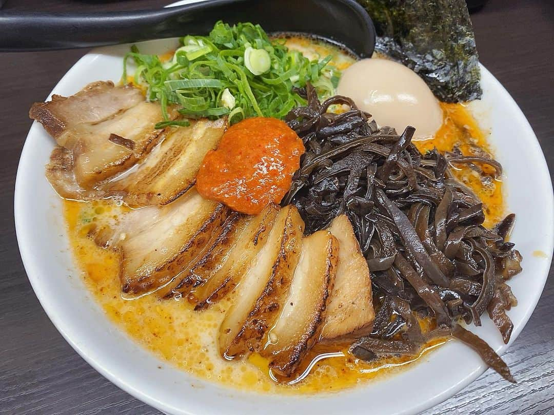 村田綾のインスタグラム：「最近、またまた私の中のラーメンブームが来てしまって…。  めっちゃ！ラーメン屋さんを、探しちゃう♪  基本的には、豚骨ラーメンが大好物♡  #飯テロ #ラーメン #豚骨ラーメン #全部のせ #九州ラーメン #日本 #Japan #Japanesefood #ramen  #noodle #tonkotsu」