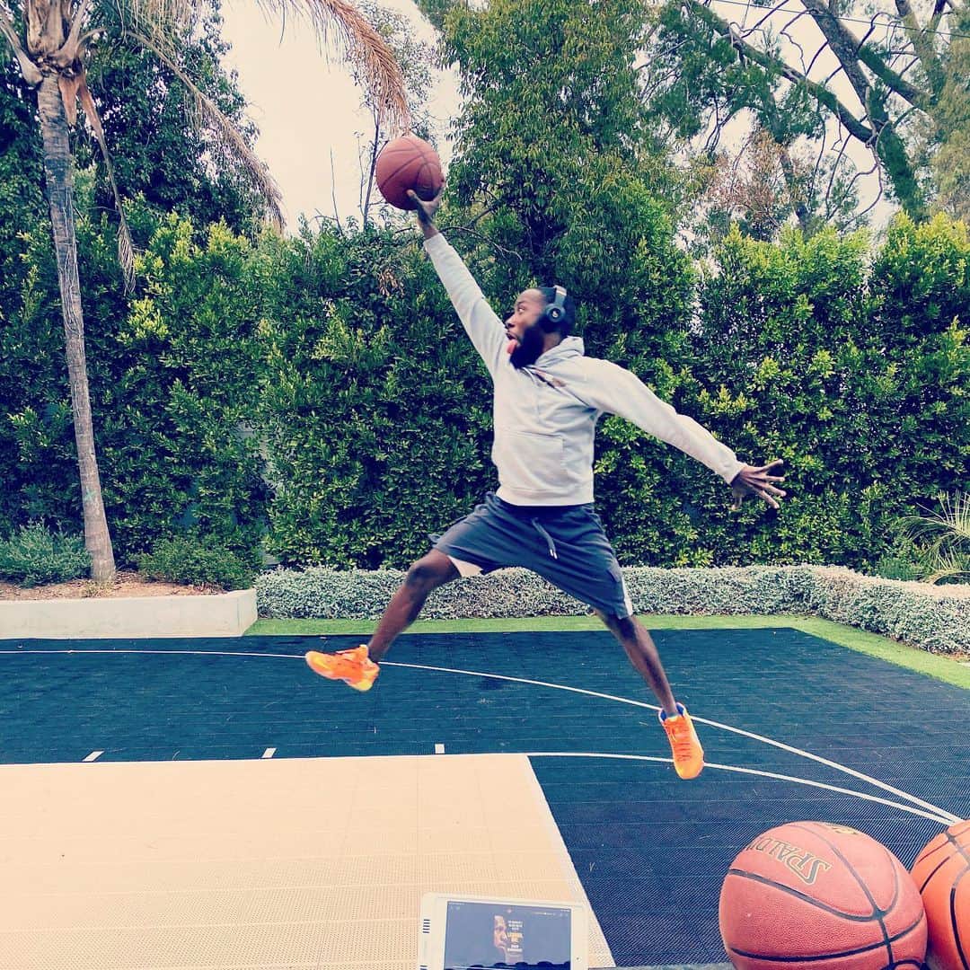 ラモーネ・モリスのインスタグラム：「This is just a picture of me dunking from behind the free throw line #LethalDunker」