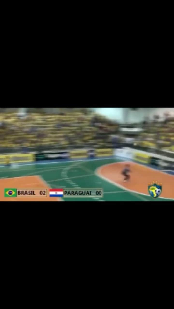 アレッサンドロ・ローザ・ヴィエイラのインスタグラム：「Sentado no banco prestes a entrar, falei para o @vander12oficial (auxiliar técnico) , “Olha o goleiro adiantado”-  Entrei e era tiro de meta, bola veio pra mim e... 👁👁」