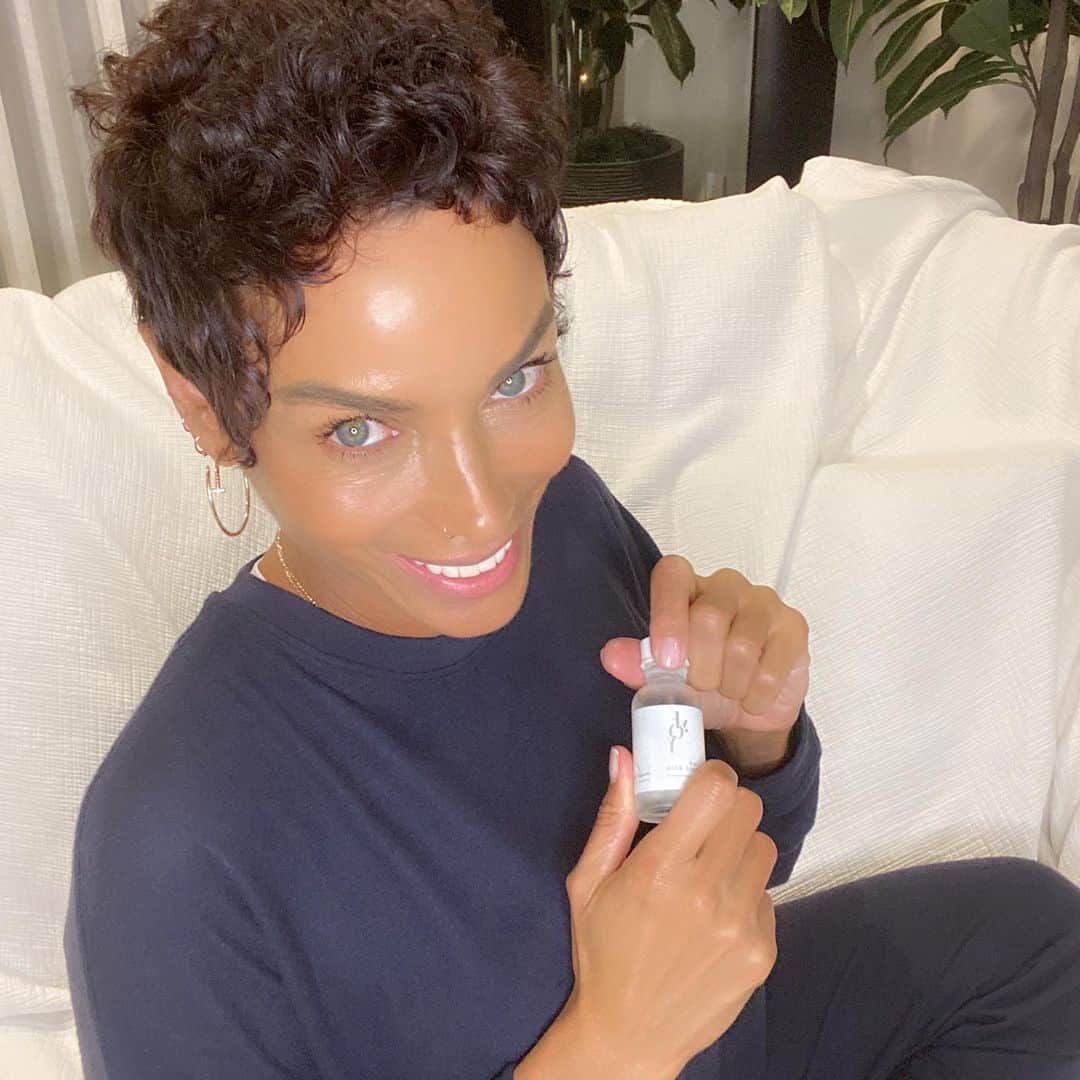 ニコール・ミッチェル・マーフィーのインスタグラム：「I’m so happy about this product yFOY. Works great with all skin types.  My skin is glowing now.  The AM PM hyaluronic acid sells for $17 the all day glow sells for $23 all available online www.yFOYco.com  Follow  @yfoyshop  #yfoy #everydayconfidence #beautifulskin #healthyskin #skincare」