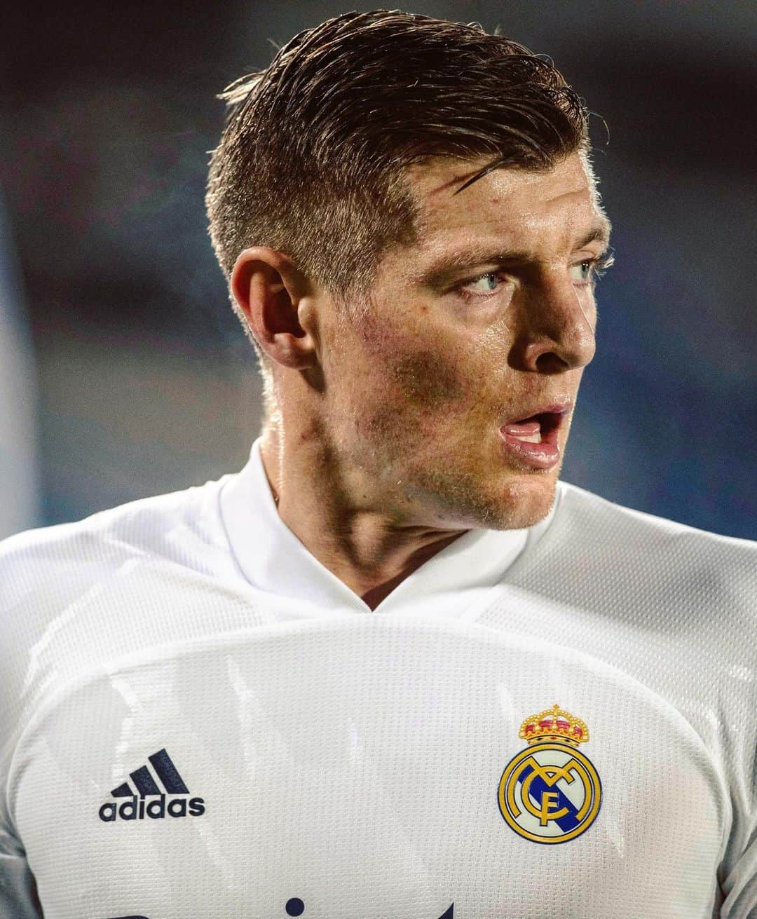 LFPさんのインスタグラム写真 - (LFPInstagram)「@toni.kr8s is playing his 2⃣0⃣0⃣th match in #LaLigaSantander tonight! 🤍🔝  ¡Kroos está jugando su partido 2️⃣0️⃣0️⃣ en #LaLiga Santander!   #Kroos #RealMadrid #2020apatadas #kickout2020 🤍🔝」12月24日 4時48分 - laliga