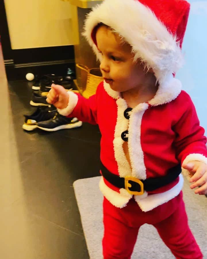 ジェンソン・バトンのインスタグラム：「Santa came early this year. I can tell you he’s  a lot smaller in person, he also seemed a little tipsy!! #tipsy #santa」