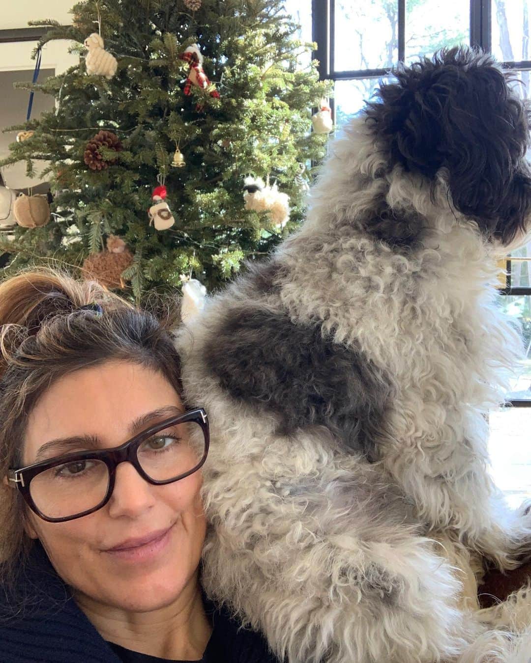 ジェニファー・エスポジートのインスタグラム：「Trying to get writing done with these two- really?」