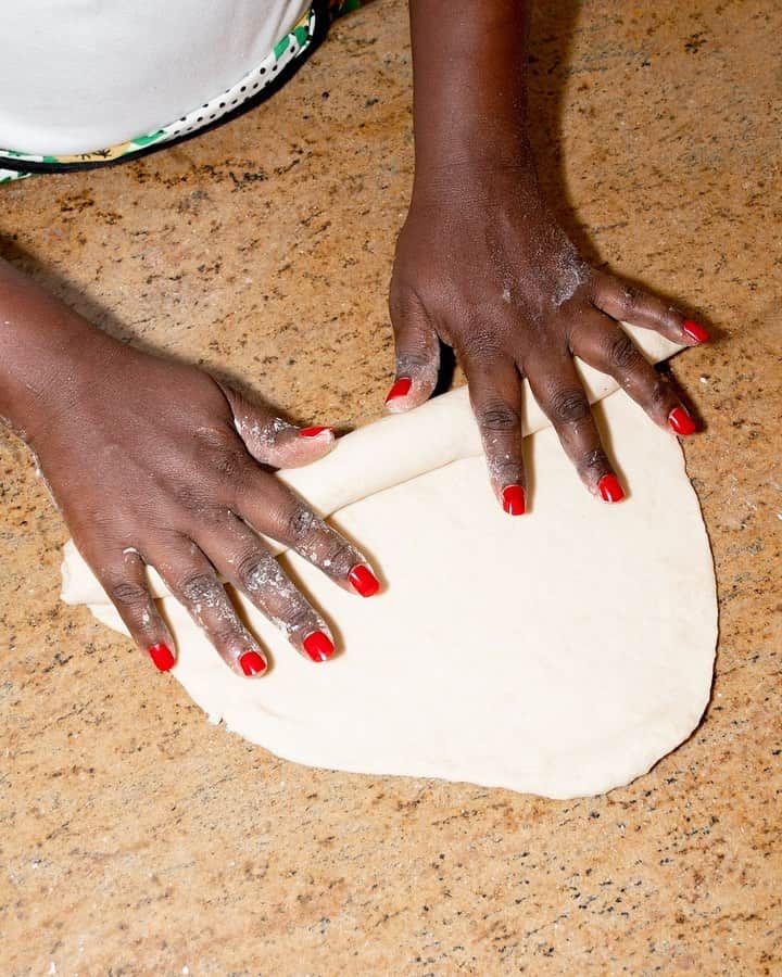 Airbnbのインスタグラム：「Nairobi, Kenyan home cooking — 1 hour.   Fair Warning: delicious chapati and spontaneous dance parties may occur. In her Online Experience, “Explore Kenyan Cuisines, Culture & Music,” host Josephine brings her joyful kitchen vibes into your home—soundtrack, flavors, and all. “I always [say] that right now I’m on a holiday touring around the world seeing other people’s kitchens!” she laughs.   In just 90 minutes, you’ll dive into the history of Kenyan food, followed by a walk-through of Josephine’s family recipes—dishes like mukimo, ugali, and curry from scratch—so you’ll be extra well-prepared for your next potluck.  Link in bio to cook together when you’re not together.   📸: @maganga.mwagogo」