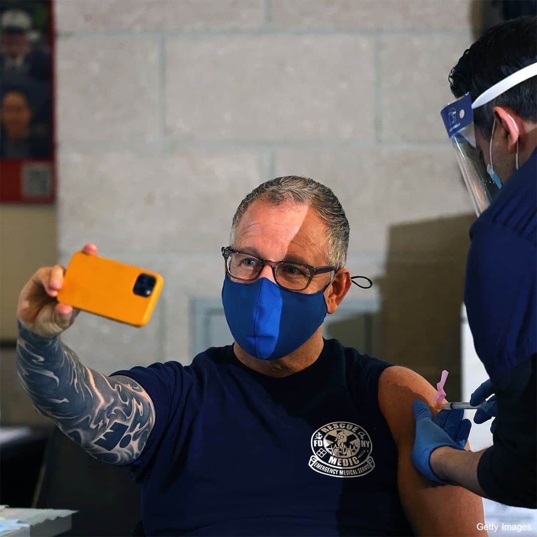 ABC Newsさんのインスタグラム写真 - (ABC NewsInstagram)「NEW YORK'S BRAVEST: FDNY EMS workers roll up their sleeves as they receive the Moderna COVID-19 vaccine. #covid19 #fdny #coronavirus #vaccine  #pandemic #publichealth #frontlineworkers #healthcare」12月24日 4時43分 - abcnews