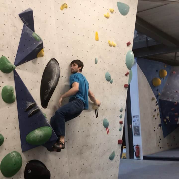 ヤン・ホイヤーのインスタグラム：「#Anzeige Sometimes I wish I could buy extra skin to keep climbing when training becomes too sweaty or too painful. But even with my @dkb.de VISA-Card I couldn’t get any 😂 That probably means I’ll have to take a few days off over Christmas and regrow it the old fashioned way 😅 #Geldverbesserer  #DasKannBank」