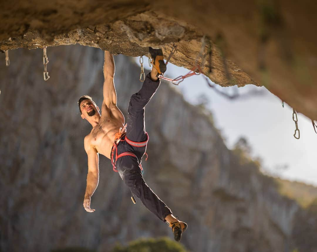 イェルネイ・クルーダーのインスタグラム：「Counting down days until I can start climbing again ⏳. (Only a week to go) 💪🏻😁😁 __________________ 📸: @jaka_ivancic __________________ @scarpaspa @ocun.climbing @vibram @snowmonkey」