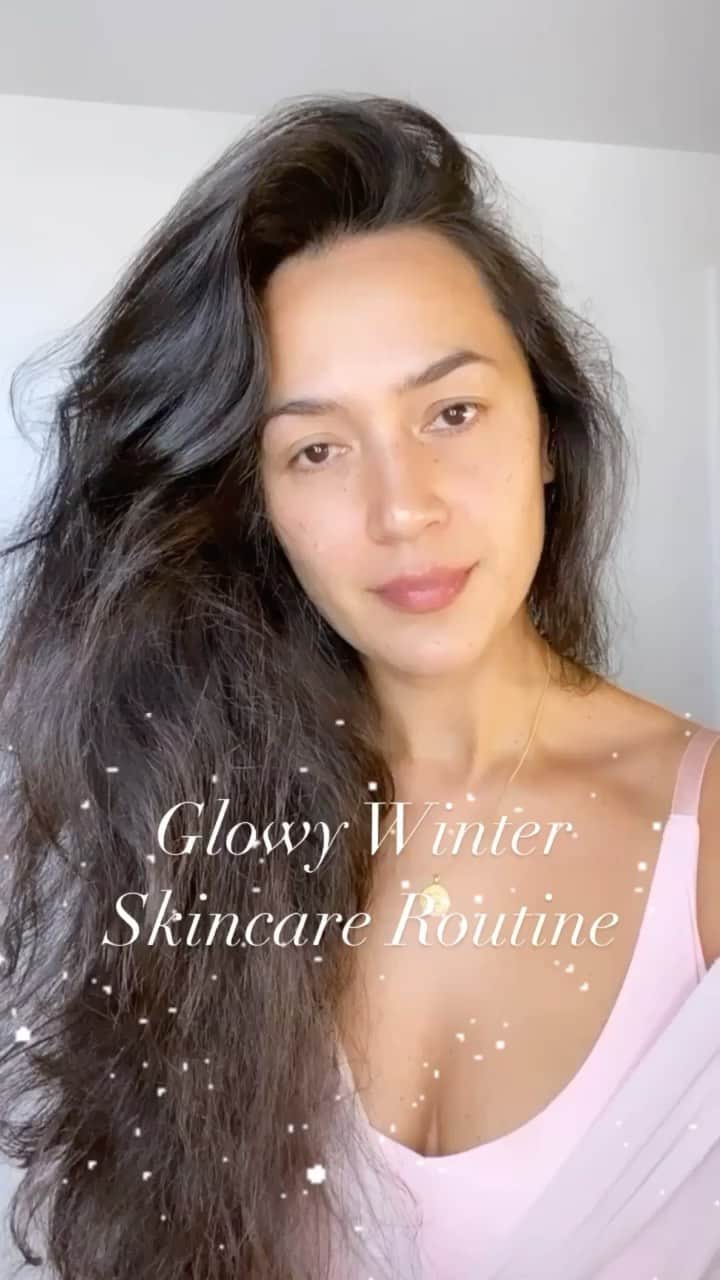 Bianca Cheah Chalmersのインスタグラム：「Back in my early 20’s I also worked as a beauty therapist, so I know a thing or two about the skin and how it works. Here’s a fun fact about the skin...while we are fast asleep, our skin is busy at work repairing itself from the days damage. Which is why choosing night time products are crucial to help the skin do its job while we sleep.   So, the first tip is to invest in a nourishing winter facial oil that is for ALL skin types that targets hydration. One that I've tried and tested and that comes highly recommended from me is @100percentpure Nourishing Facial Oil. it’s super light, hydrating, non-sticky and for ALL SKIN TYPES, including acne-prone skin.   The other great investment is to always have on hand a multipurpose balm/ salve to REPAIR those flaky, dry areas on the body. I swear by mine, as a little bit goes a long way. Waking up with smooth and soothed skin always makes my day. The one I’m using is also by 100 Percent Pure (they do great natural, non-toxic products BTW) and is called their Intensive Nourishing Body Balm. I massage it into my damp skin after a hot steamy shower on my knees, ankles, elbows and C section scar. So soothing!   GIVEAWAY - Do YOU have dry winter skin?   Go to @100percentpure’s IG and follow them for a chance to win their #winterskincare Intensive Nourishing Facial Balm & Oil! #NourishYourSkin  No purchase necessary. Giveaway ends 12/29 at 11:59 PM PST. Winners will be contacted via direct message. By commenting, entrants confirm that they are 18+ years of age, a United States resident, release Instagram of responsibility, and agree to Instagram’s terms of use. More details can be found on the Instagram post!  #100percentpure ad #motherhood #postpartum #winterskincare #dryskin #facialoil」