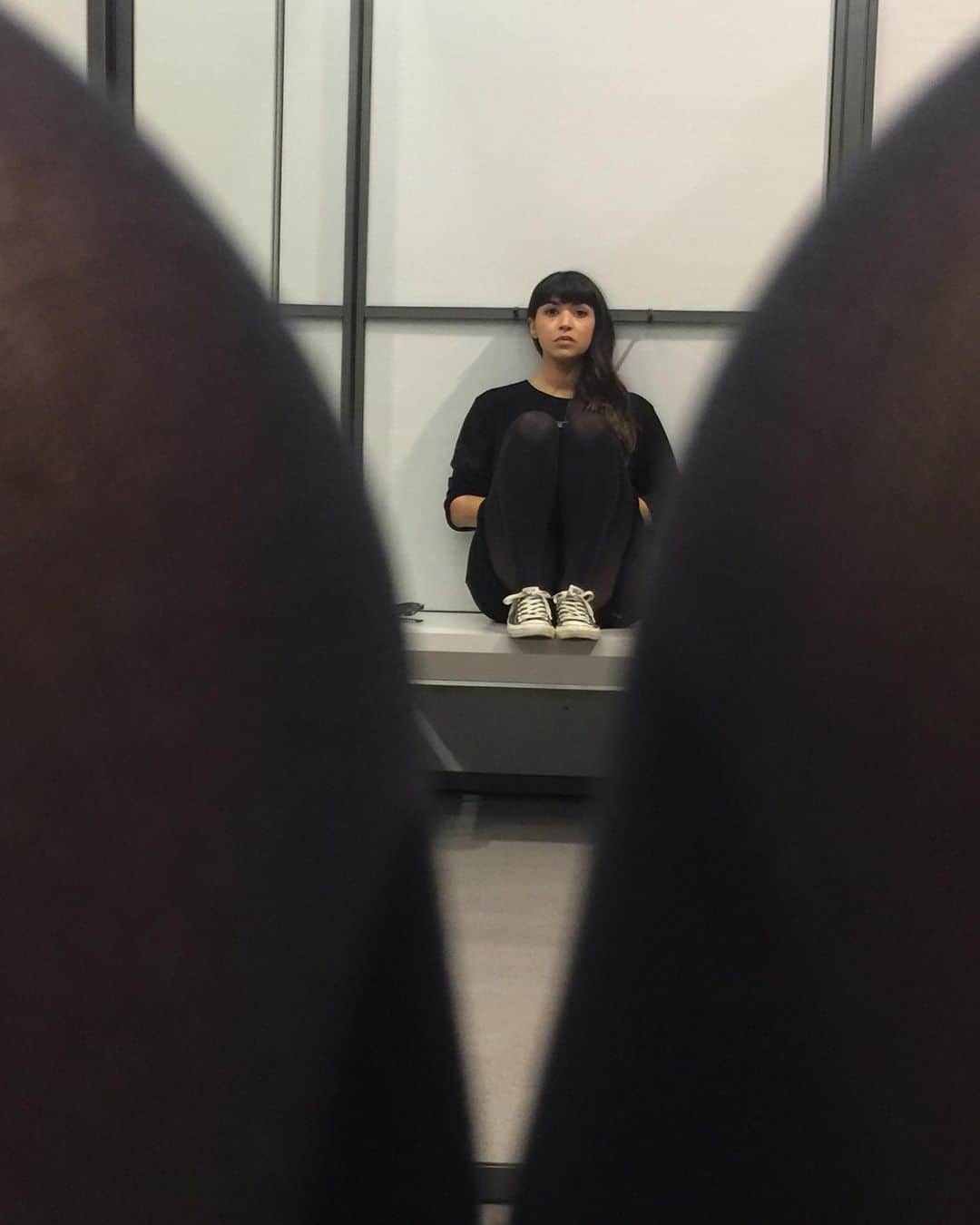 ハンナ・シモンのインスタグラム：「Spending Christmas Eve Eve with all my friends and yes we are six feet apart WAIT WHY ARENT THEY WEARING MASKS ohwait nm they are my own legs issa mirror reflecting my own spiral into complete madness carry on.」