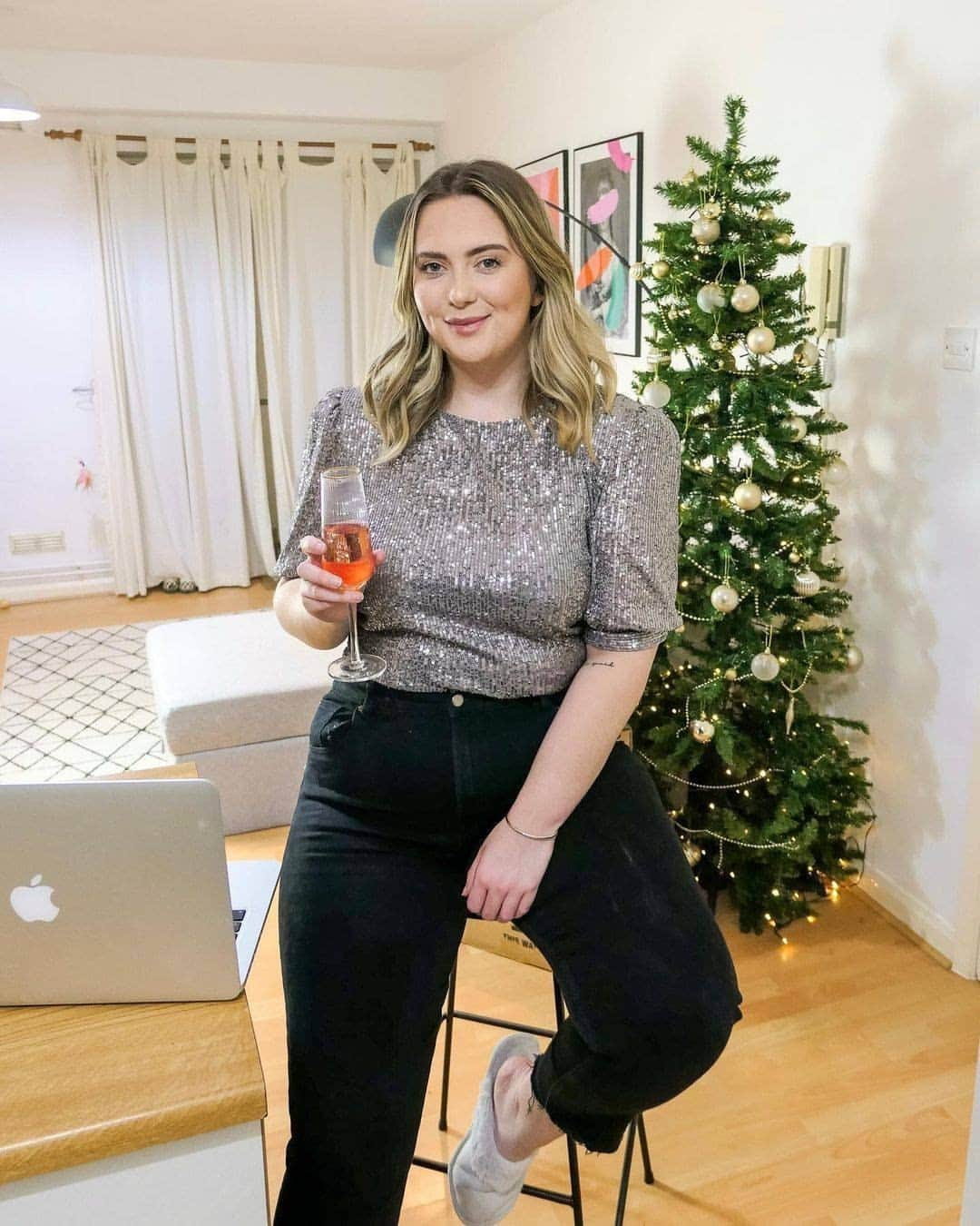 プリマークさんのインスタグラム写真 - (プリマークInstagram)「Cheers to this sequin and slippers combo @jesselleking 👌✨ Top £18/€20/$22 #Primark #festive #regram」12月24日 5時00分 - primark