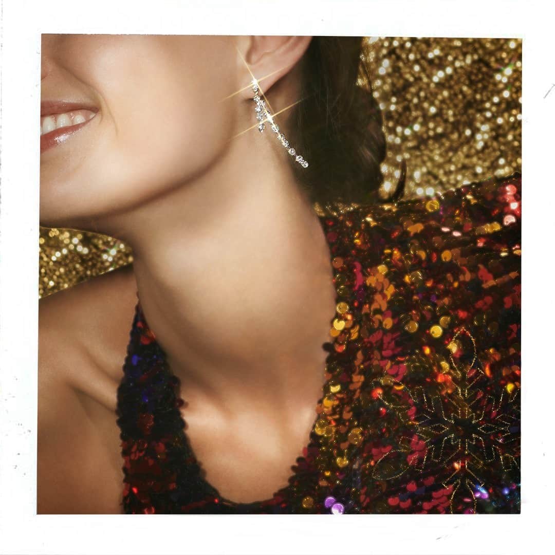 ピアジェさんのインスタグラム写真 - (ピアジェInstagram)「Add a 𝒃𝒖𝒓𝒔𝒕 of light to any ensemble with this #PiagetSunlight earrings. Wear them long for a touch of elegance, short for a 𝒔𝒍𝒆𝒆𝒌 look, or asymmetrical for some flare. Earrings for the party season that take you from day to night, mood to 𝒎𝒐𝒐𝒅. - #Piaget #PiagetHoliday #ExtraordinaryHoliday #DiamondEarrings #PendantEarrings」12月24日 5時00分 - piaget
