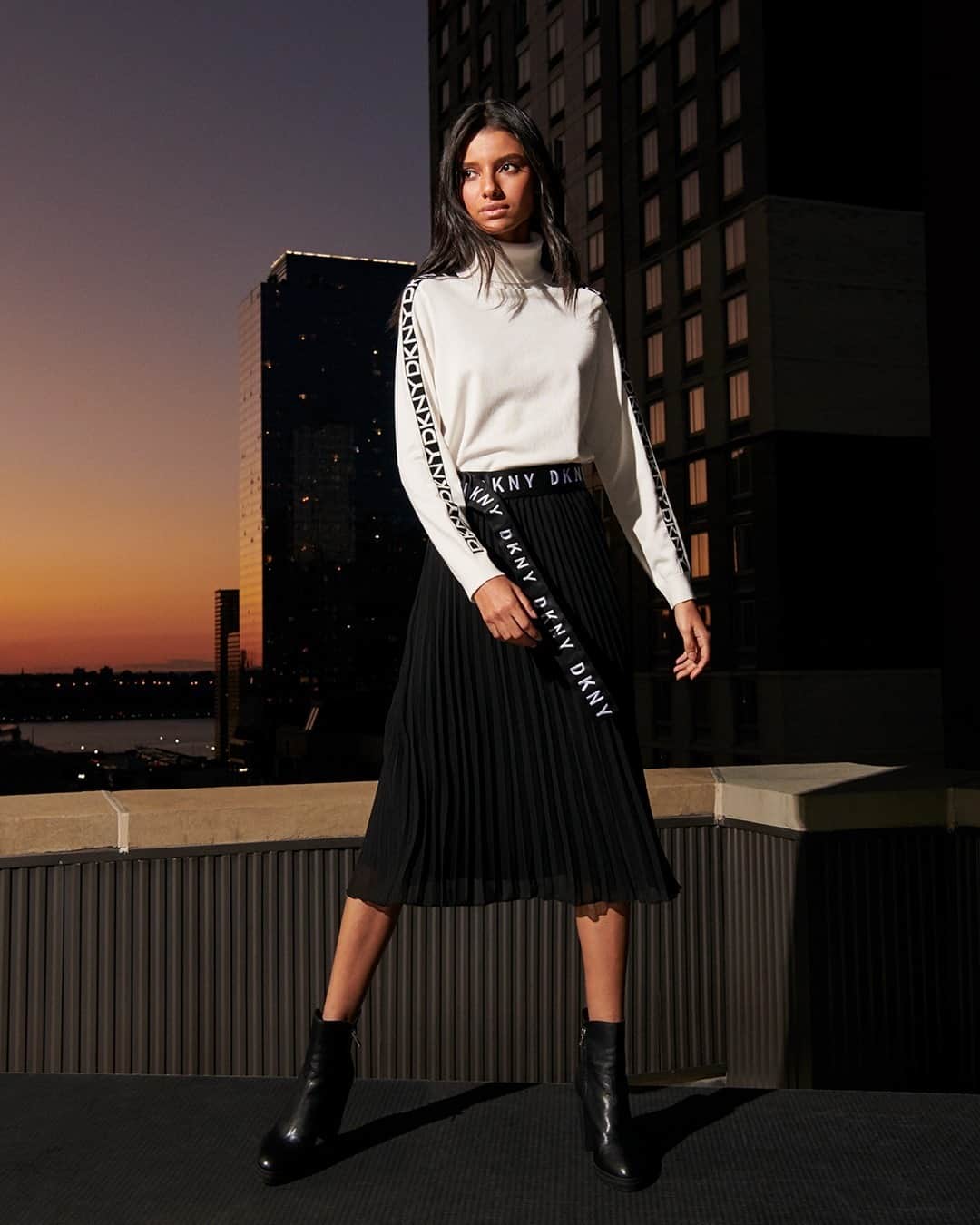 DKNYのインスタグラム：「Once the sun goes down, the style really comes out. Tap to shop the #DKNY look. #DKNYSTATEOFMIND」