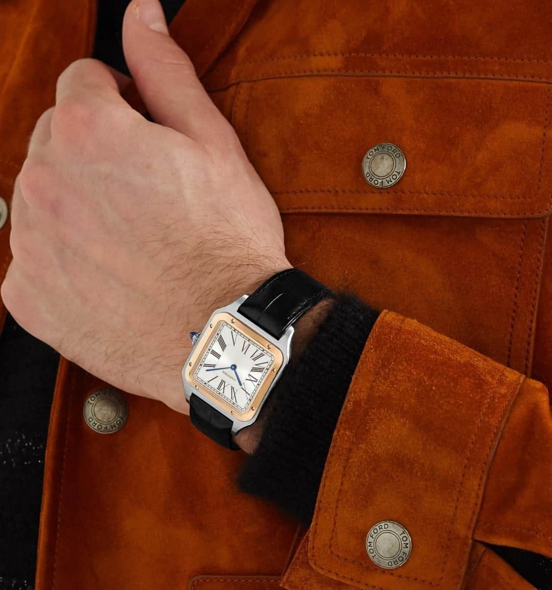 のインスタグラム：「Bi-metal, or two-tone watches – anything with a combination of steel and gold in its case – spent a long time in the wilderness, but they’re back in a big way, with the rejuvenated @Cartier Santos one of the prime examples. Is it just us or is there something festive about it? Jollier than steel but not as much of a power move as full gold – the perfect balance. Tap the link in our bio for more details on this 34mm model.  CARTIER - Santos-Dumont Hand-Wound 33.9mm Extra Large 18-Karat Rose Gold, Steel and Alligator Watch, Ref. No. W2SA0017」