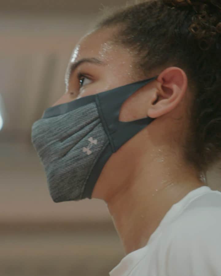 のインスタグラム：「Mask on 😷. On or off the court, the #UASPORTSMASK has you covered. Available now through link in bio.」