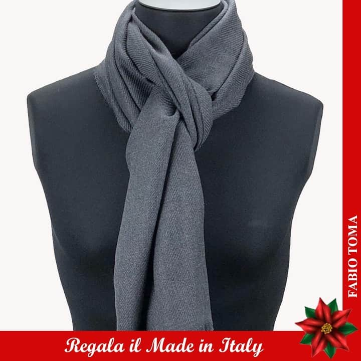 ファビオトーマのインスタグラム：「Una sciarpa qualunque? No. Una sciarpa FABIO TOMA.  https://www.fabiotoma.com/store/ shop@fabiotoma.com  #xmas2020 #fashion #italy #style #tiregalounispirazione #natale2020 #nyc #instagood #handsome #girlinsuit #bastapocoperesserefelici #suitedup #fabiotoma #camicie #cravatte #foulard #sciarpe  #cinture #gilet #Pantaloni #Completi #tshirt #bracciali #classywomen #tie #giftsideas #giftsforhim」