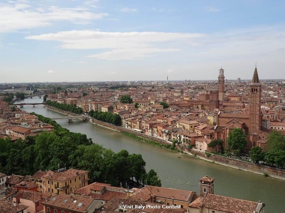 イタリア政府観光局 東京支局のインスタグラム：「恋する街から😘  #ヴェローナ #Verona #ilikeitaly #loveイタリア @italiait  @visitveneto  @tourism_verona  #andiamo 現地発信中　@iccjtokyo」