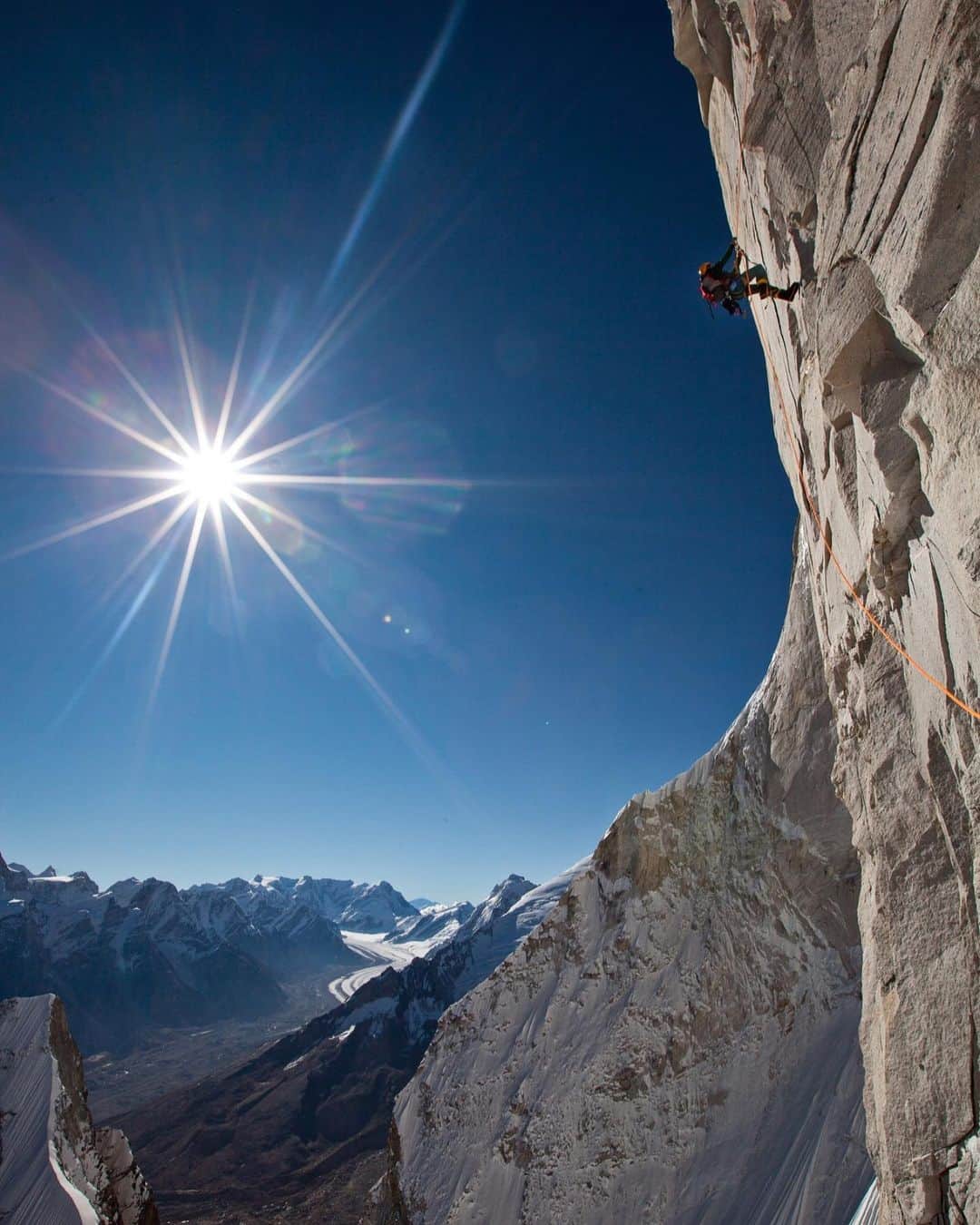ジミー・チンのインスタグラム：「Gravity games w @conrad_anker  ⁣ The Shark’s Fin, Meru, Garwhal Himalaya, India ⁣ @thenorthface @merufilm」