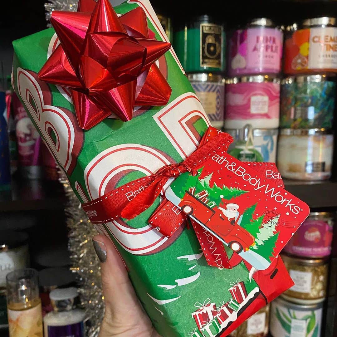 Bath & Body Worksさんのインスタグラム写真 - (Bath & Body WorksInstagram)「Leave a 🎁 if you’re wrapping presents today (& sneaking a peek 😉)」12月24日 5時03分 - bathandbodyworks