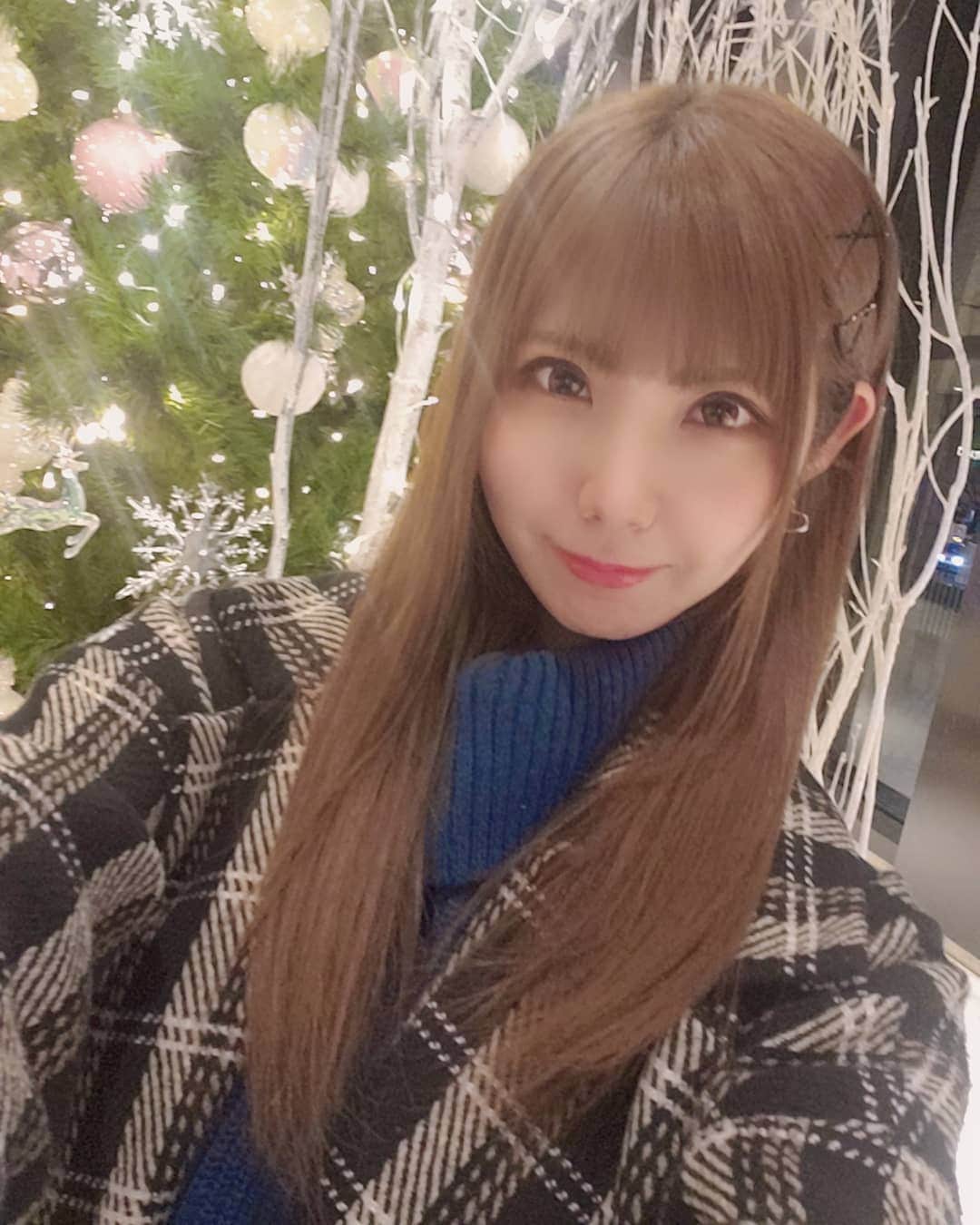 のインスタグラム：「Merry Xmas eve♡ いい子にしてたらサンタさんが来るってお母さんが言ってた！  一年で一番ワクワクする夜だったからいまもクリスマスが1番好き♪  #クリスマス #model #racequeen #camera #photograph #mc #レースクイーン #モデル #コス #ヘア #style #Japanesegirl #角色扮演 #闲置 #아이돌 #모델 #코스프레 #그라비아 #anime」