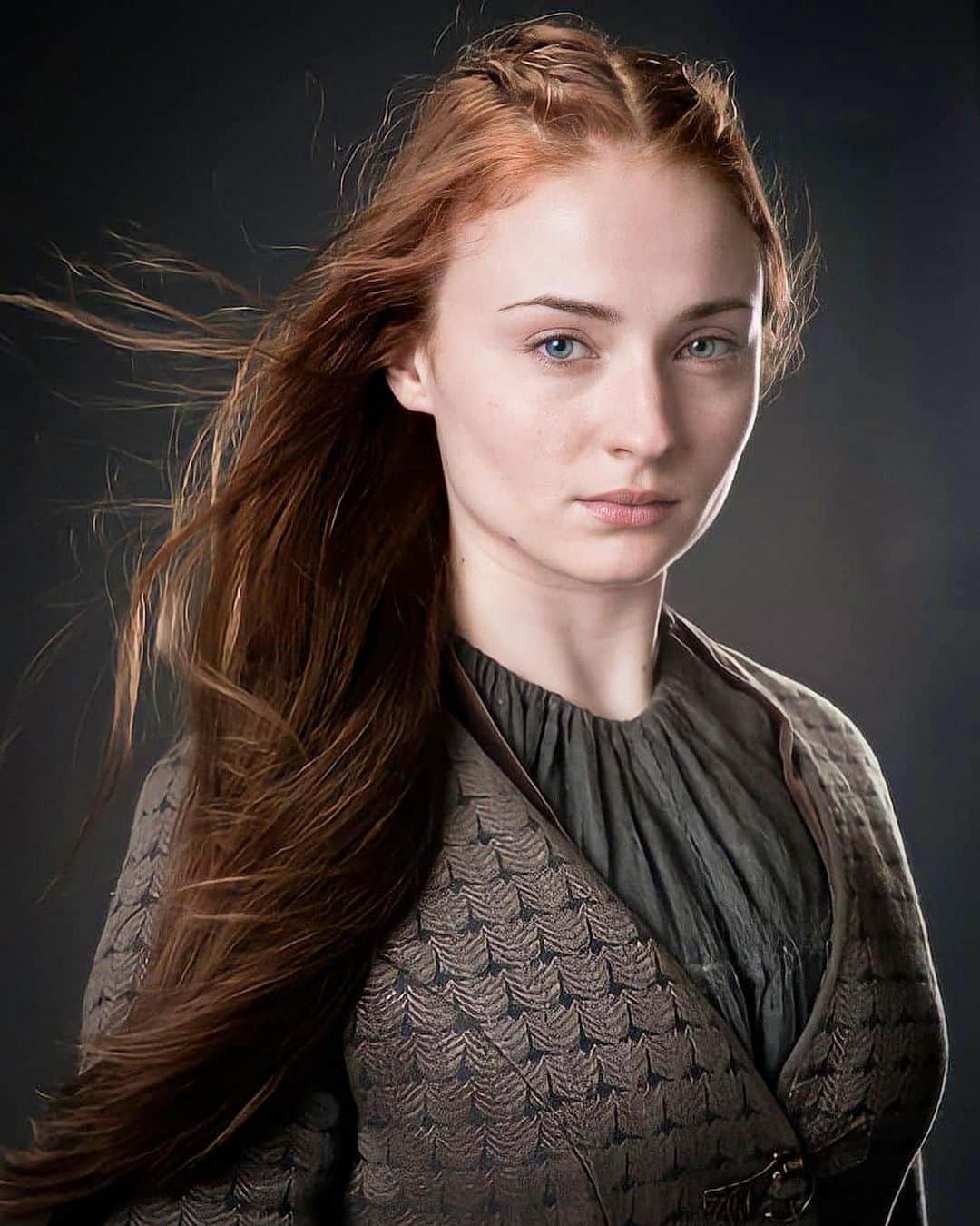 ソフィー・ターナーのインスタグラム：「Newly released Sansa stills by @helenstills ❤️」