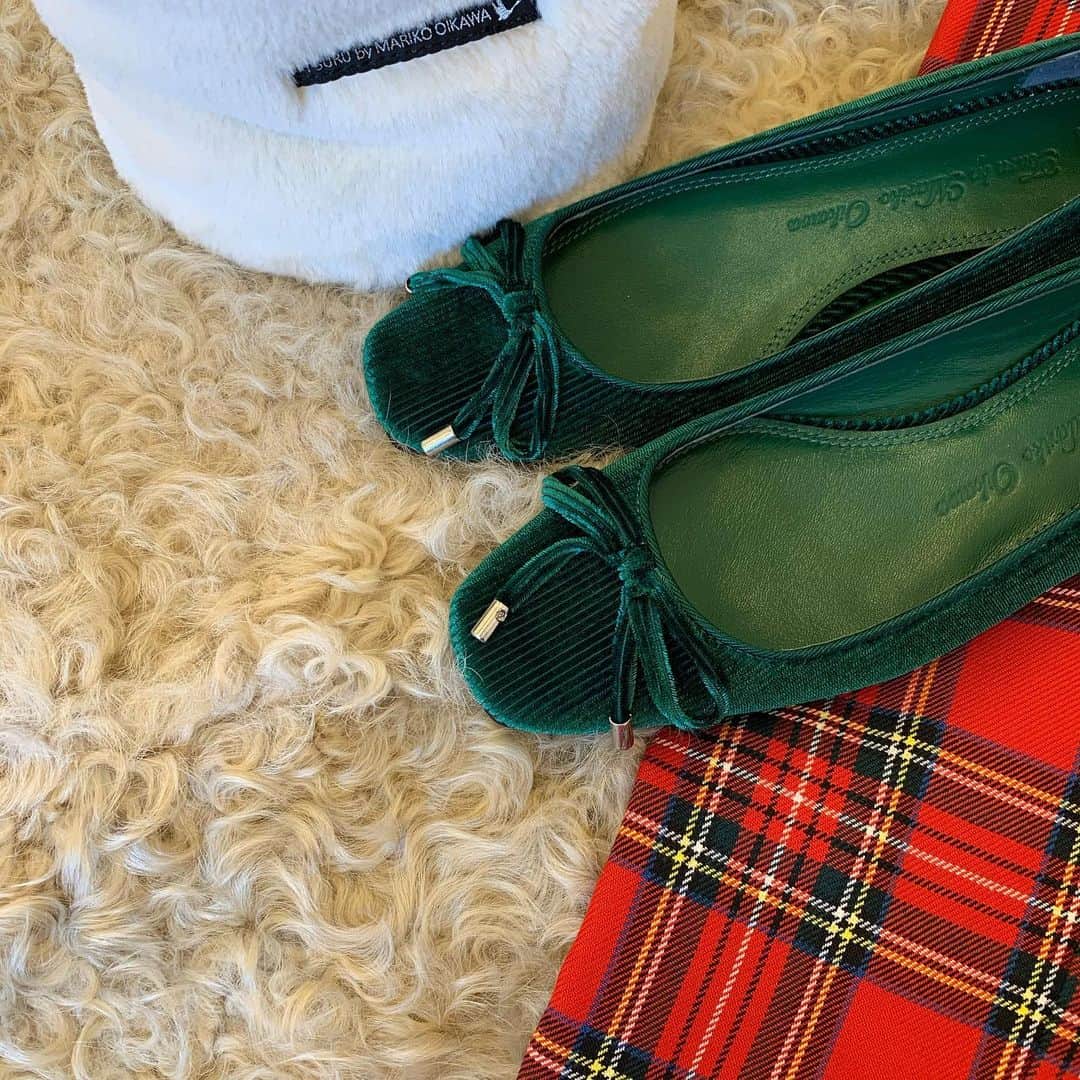 Tsuru by Mariko Oikawaのインスタグラム：「Happy holidays!  今晩はサンタクロース🎅がやってきますね✨ シーズンに染まるファッションも楽しい♪  Mcrea/RED Brigitte/GREEN Shaun/WHITE  #tsuru #tsurubymarikooikawa #happyholidays #christmas」