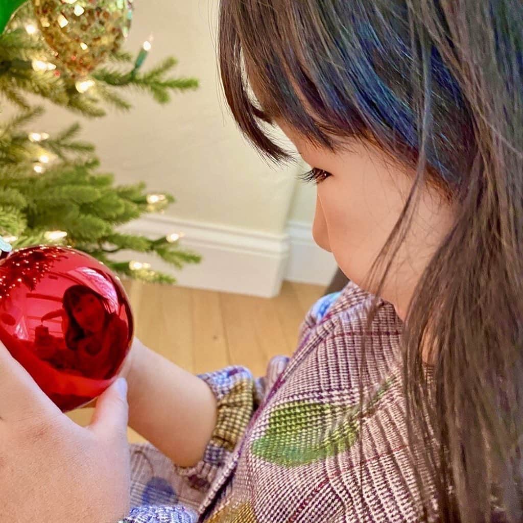 近藤麻理恵さんのインスタグラム写真 - (近藤麻理恵Instagram)「﻿ アメリカに引っ越してきて、﻿ 初めておうちに大きいクリスマスツリーを飾って﻿ ときめいていた4年前。﻿ ﻿ 今では子供たちが率先して﻿ 飾り付けをしてくれるようになって、﻿ その風景にもまたときめいています☺️﻿ ﻿ みなさんも、どうぞときめくイブの夜を﻿ お過ごしください‥‥✨﻿ ﻿ #4年前のおうちクリスマス写真 ﻿ #思い出振り返り #こんまり #近藤麻理恵 #konmari #ときめき」12月24日 16時03分 - mariekondo_jp