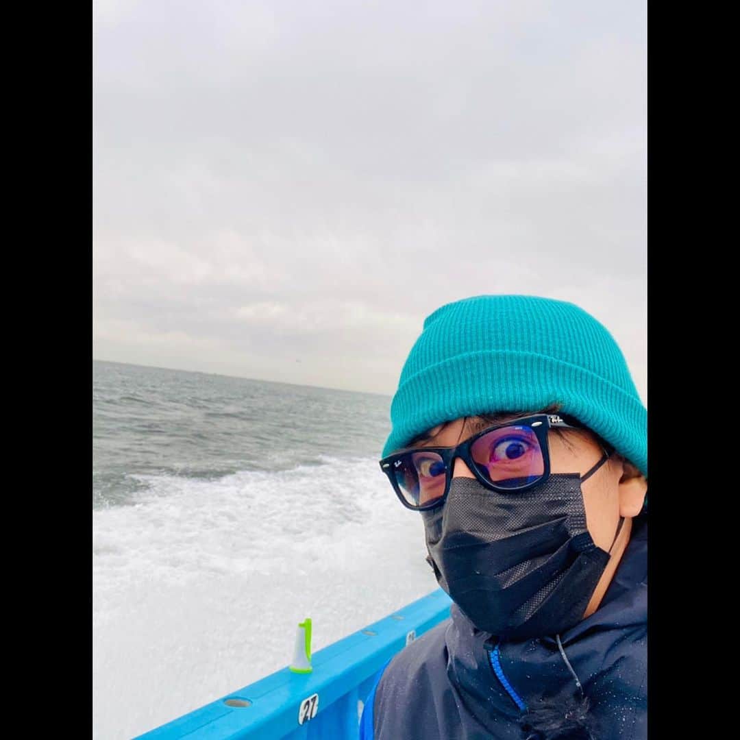 木村拓哉さんのインスタグラム写真 - (木村拓哉Instagram)「﻿ ﻿ 「皆さん、メリークリスマス🎄🎅﻿ 今日は、「木村さ〜〜ん!」の撮影で、なんと海の上に居ましたぁ〜！﻿ ﻿ 釣果も、まずまず。﻿ まさかこの日に海釣りとは……。」﻿ ﻿ STAYSAFE‼︎﻿ ﻿ 拓哉﻿ #木村拓哉#TakuyaKimura」12月24日 16時05分 - takuya.kimura_tak