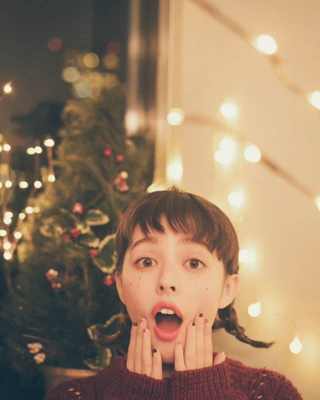 加藤ナナさんのインスタグラム写真 - (加藤ナナInstagram)「Christmas Eve ☃️🎄💫﻿ ﻿ 今月の　#なりきりかとう写真館　は﻿ クリスマスの定番の映画、﻿ 「ホームアローンのケビン」﻿ になりきりました🤣✨﻿ ﻿ 毎年この時期になると﻿ 見たくなるのよね🎅🏻﻿ ﻿ 今夜もピザを食べながら﻿ 観ようかな🍕🎞﻿ ﻿ #ChristmasEve #homealone」12月24日 16時06分 - katouchan
