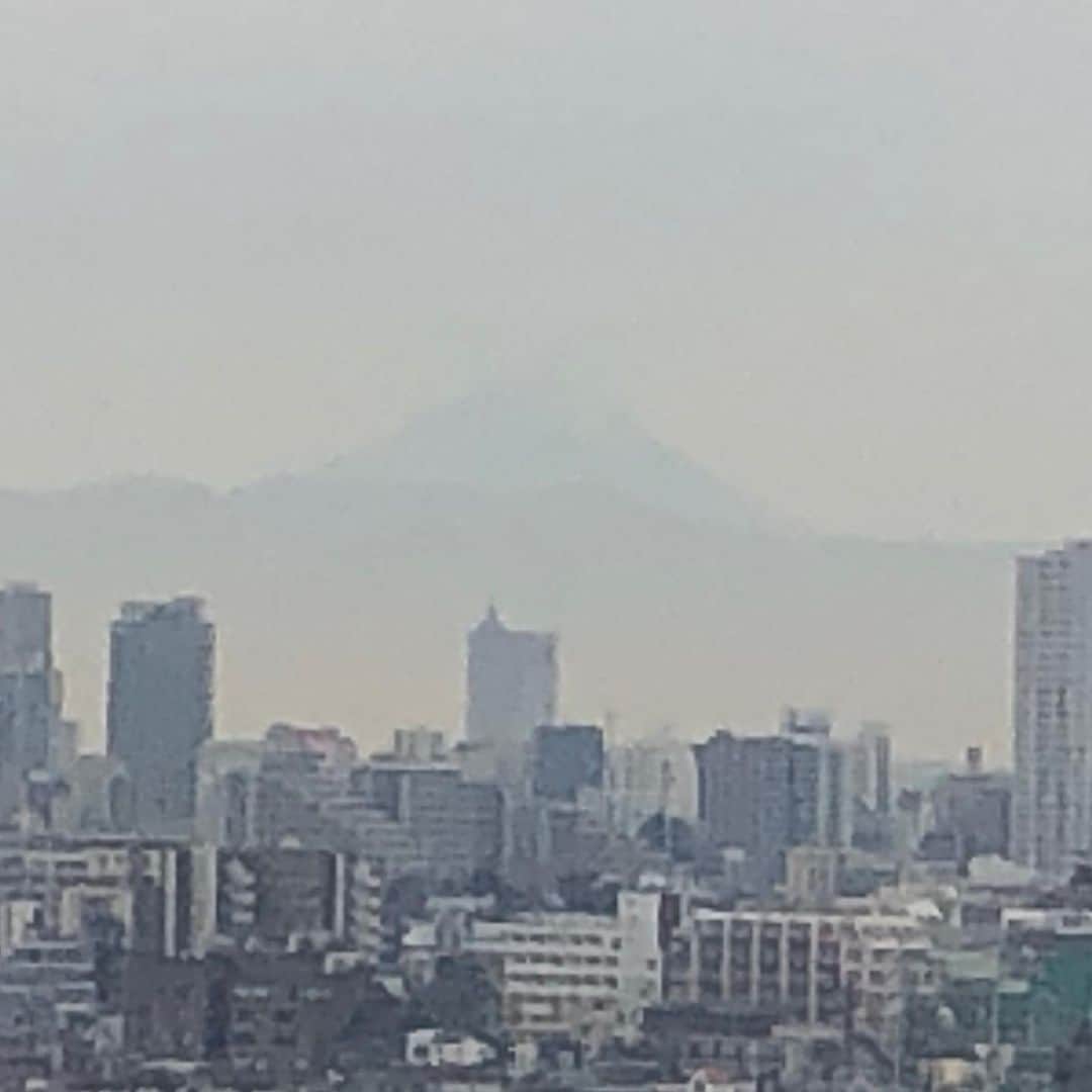 金剛地武志のインスタグラム：「部屋から見える富士山に笠雲がかかってるんだけど、このカメラじゃよく見えないね。」