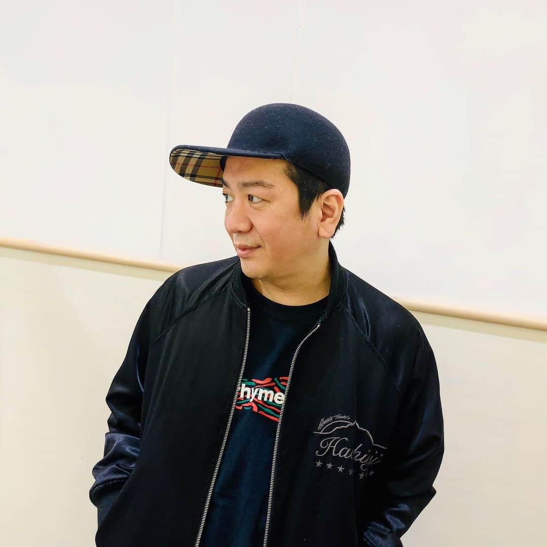 LITTLEのインスタグラム：「20201224ニーゼロニーゼロイチニーニーヨン夜はこれからだキーポーン！クリスマスイブはFM福岡で生放送！19時15分くらいから博多駅でGOW！20 時半からはレギュラー番組のミストン！！ #fmfukuoka  #keeponmusic」