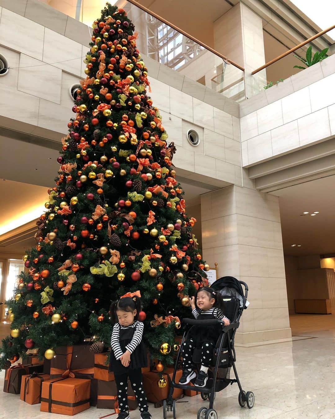 遠近由美子のインスタグラム：「双子さん２歳のクリスマス🎄　  ハイ撮るよ〜言うと、最近この顔の妹ちゃん。どういう顔なんだろ？  1ヶ月くらい前の#思い出グラム   #シェラトングランデオーシャンリゾート宮崎 #子連れ旅行  #２歳　#双子育児」