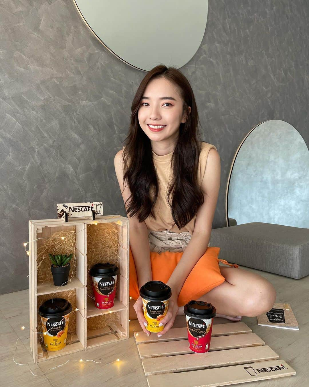 STEPHY YIWENのインスタグラム：「忙碌了一整天 再來杯Nescafé Cups 提提神✨❤️  全新的 Nescafé Cups 分別有  Caramel Macchiato & Smooth Cappuccino 100%再環材料製成的Nescafe Cups 使用吸管蓋代替吸管 即可以環保也非常輕便 無論到哪裡都可以隨時享用😋 現在已經在7-Eleven / MyNews / Family Mart / Petrol Marts 就可以買到啦✨  #NescafeCups #NescafeMY #craftedforindulgence」