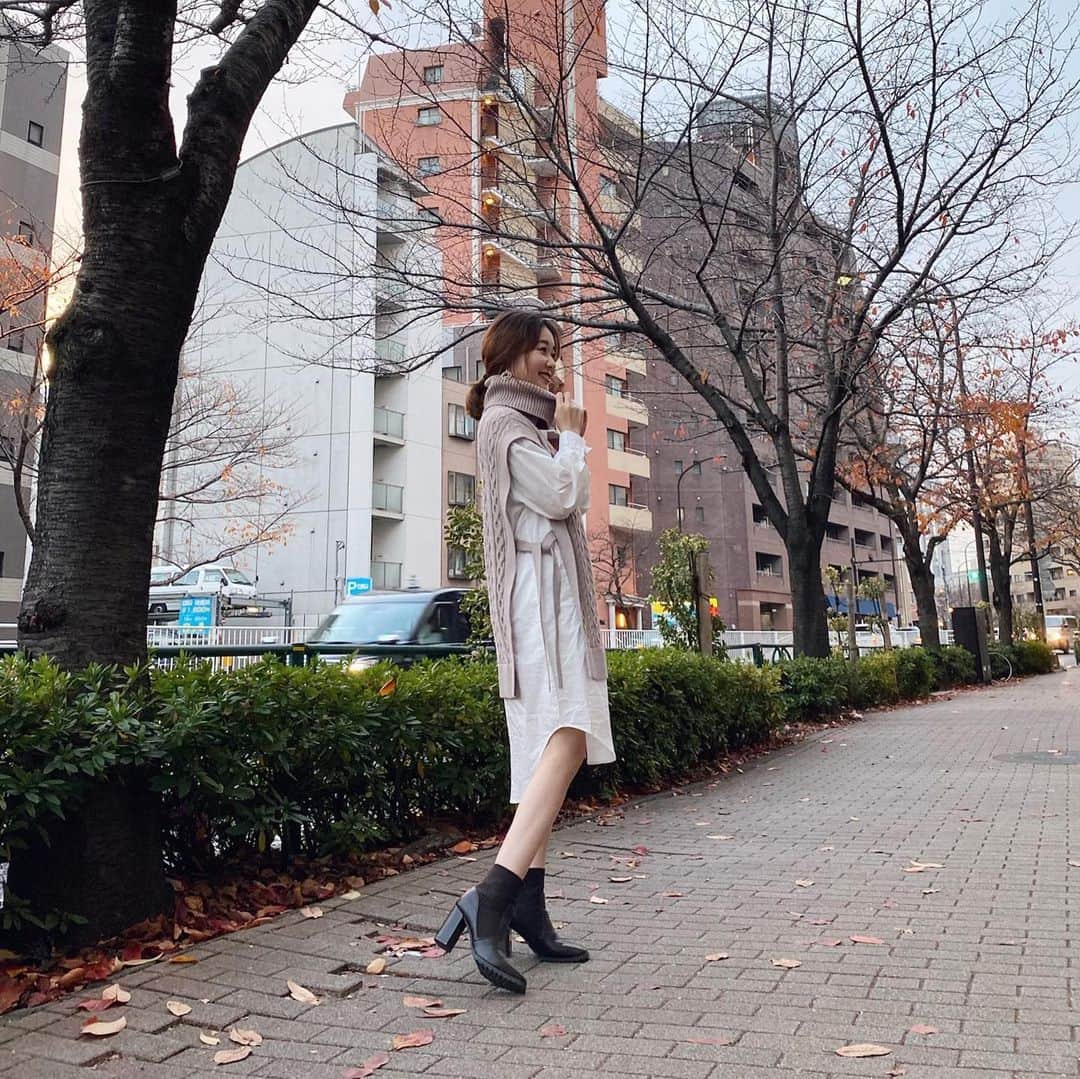 ikeda chizuruのインスタグラム：「シャツワンピにベスト重ねたみたいな﻿ ドッキングワンピース♡﻿ ﻿ 私の身長 167cm でも全然余裕で﻿ ワンピースな長め丈〜〜😳﻿ ﻿ 小柄な方はベルトしても良いし﻿ 私くらいの身長のかたは﻿ 中にテロッとしたワイドパンツ﻿ 合わせたりするのも良さそう◎﻿ ﻿ この手の1枚でコーデ完成するやつ﻿ ありがたいよね〜☺️﻿ ﻿1月頭に発売予定だよ〜！  —————————————————﻿ コーデ詳細は @mercuryduo_chizuru ﻿ TOPのURLからチェックしてね✔」