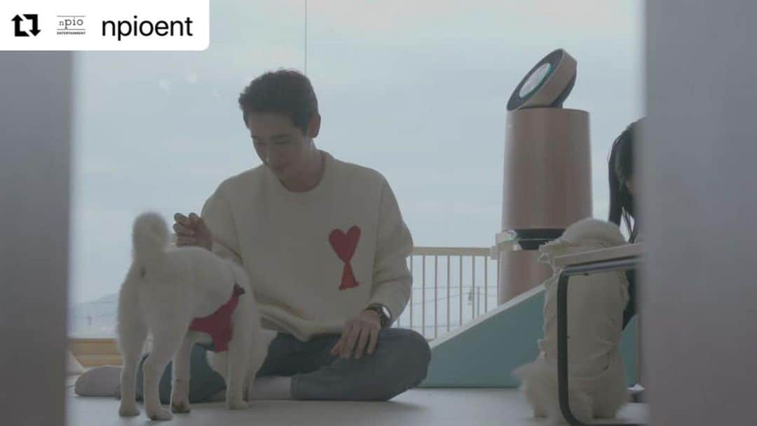 ユン・バクのインスタグラム：「- 요런 사진도 있었구나😂 - #Repost @npioent with @make_repost ・・・ [ Yoon Bak Moment ]   소문난 강아지 반려인 윤박 배우가 SBS '어바웃 펫 - 어쩌다 마주친 그 개'🐕 🤩 '어쩌개 하우스'의 스폐셜  게스트로 출연합니다.📺  오늘밤 10시 35분! 따뜻하고 훈훈한 크리스마스 보내세요🌲  #윤박 #YoonBak #어쩌개하우스 #어바웃펫_어쩌다마주친그개 #앤피오 #npio」