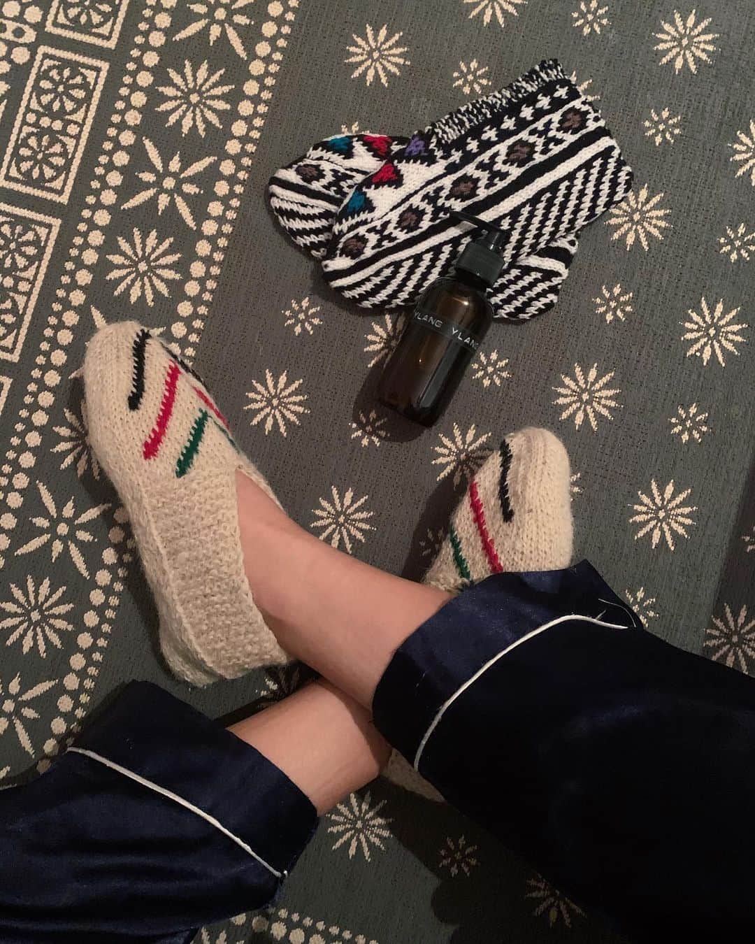 信太美月さんのインスタグラム写真 - (信太美月Instagram)「🎄🎁 @trunkhotel のクリスマスマーケットで、 暖かくて通気性もよい靴下をゲットしました！ . イランのマースレー村のおばあちゃんたちが 編んでくれている靴下だそう👵🧦 ちょうど @okkoyokko さんがいらっしゃって 柄の意味も聞けてラッキーでした🤞 27日までトランクに置いてます♡ ほんとにおすすめ⛄️❣️」12月24日 15時00分 - shidamizuki