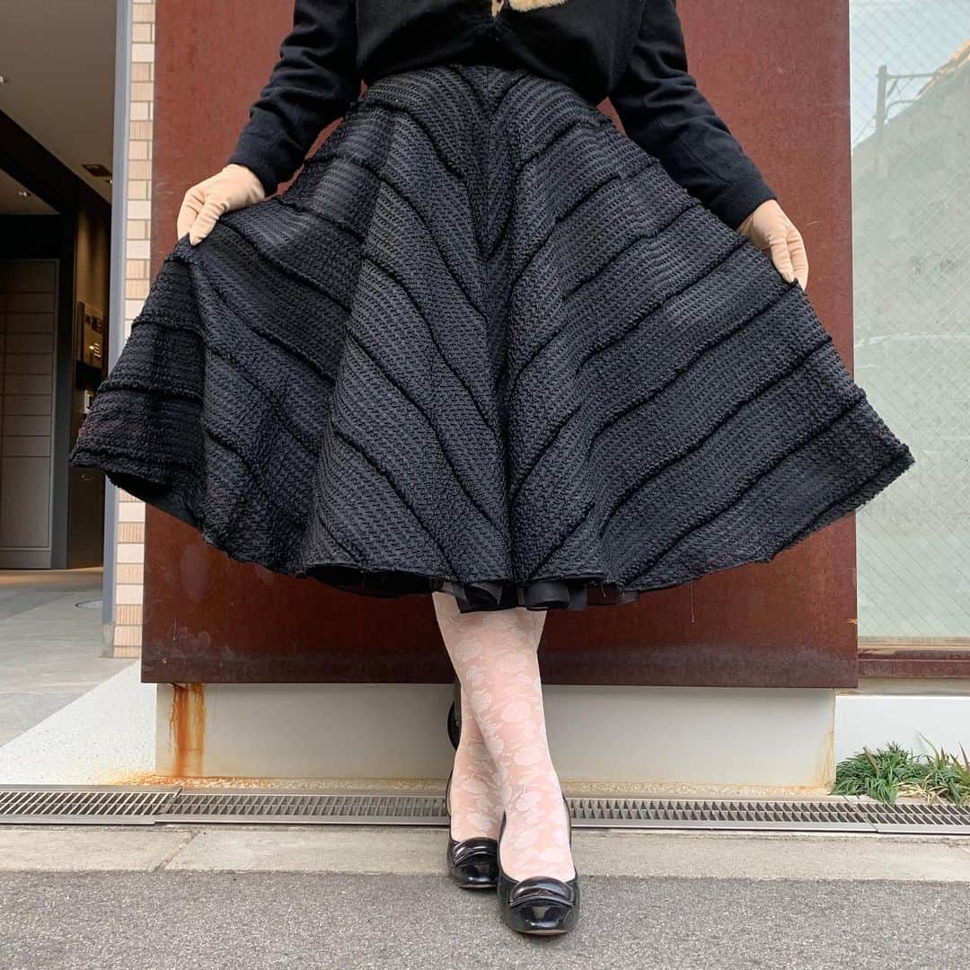 NUTTY Vintage&Collectibleのインスタグラム：「NUTTY堀江本店  🇺🇸NEW ARRIVAL🇺🇸  ☑︎vtg 50's black ribbon code circular skirt ㅤㅤㅤㅤㅤㅤㅤㅤㅤㅤㅤㅤ たっぷりと生地が使われたサーキュラースカート。 その上には全面的にリボンコードが走っておりとても贅沢なデザイン。 Fit & Flareなシルエットが歩く度に気分を上げてくれる。  決して楽ではないですが、そこが女の子の意識を高めてくれる。  そんなスタイルに挑戦した今日はなんだか自身も湧いて一段と魅力的な女性に変身させてくれます。  ファッションで自分に魔法をかけて特別な日を過ごして＊  🛒VINTAGE ONLINE STOREにてお買い求めいただけます🛒 5%OFFクーポンコード【shop120thx3】(~12/25迄)  ㅤㅤㅤㅤㅤㅤㅤㅤㅤㅤㅤ ------------------------------------ 🛍NUTTY通販について🛍 ------------------------------------- ＜ONLINE STORE＞ VINTAGE▶︎http://nutty.theshop.jp/ USED SELECT▶︎https://nuttyselect.official.ec/ （プロフィールページURLよりjump🕊） ㅤㅤㅤㅤㅤㅤㅤㅤㅤㅤㅤㅤㅤ ＜VIDEO CHAT SHOPPING＞ テレビ電話をお繋ぎして、リアルタイムでご案内いたします。詳細は過去の投稿をご覧ください。」