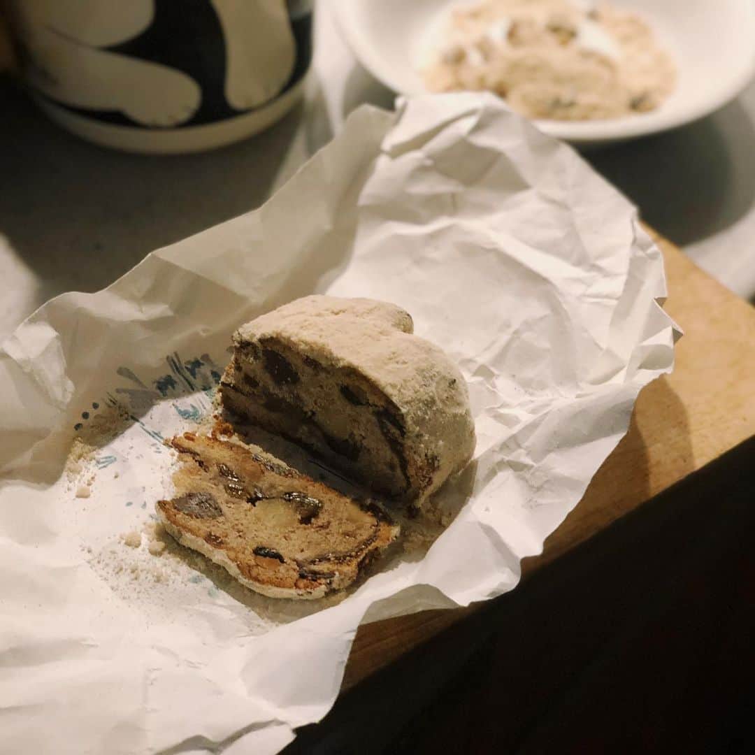 YeYeのインスタグラム：「こないだみんなでユーゲのシュトーレンを食べて美味しかった...  I ate this yugue's stollen with buddies and it was so good...! #stollen」